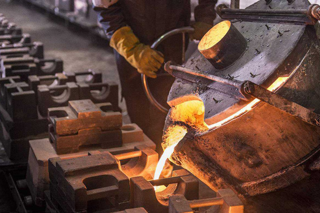 pouring-molten-metal