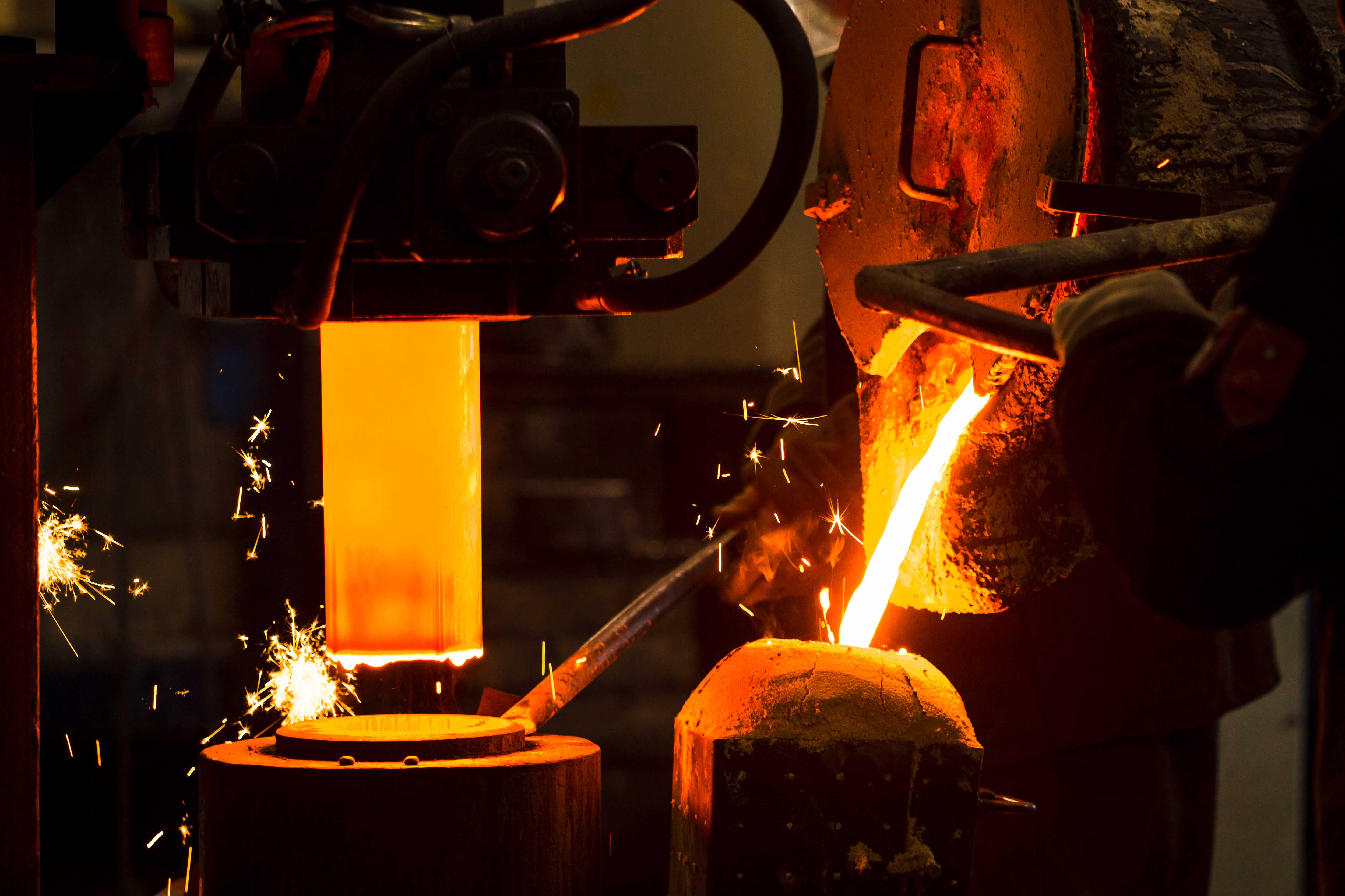 What are the key positions in the foundry workshop？