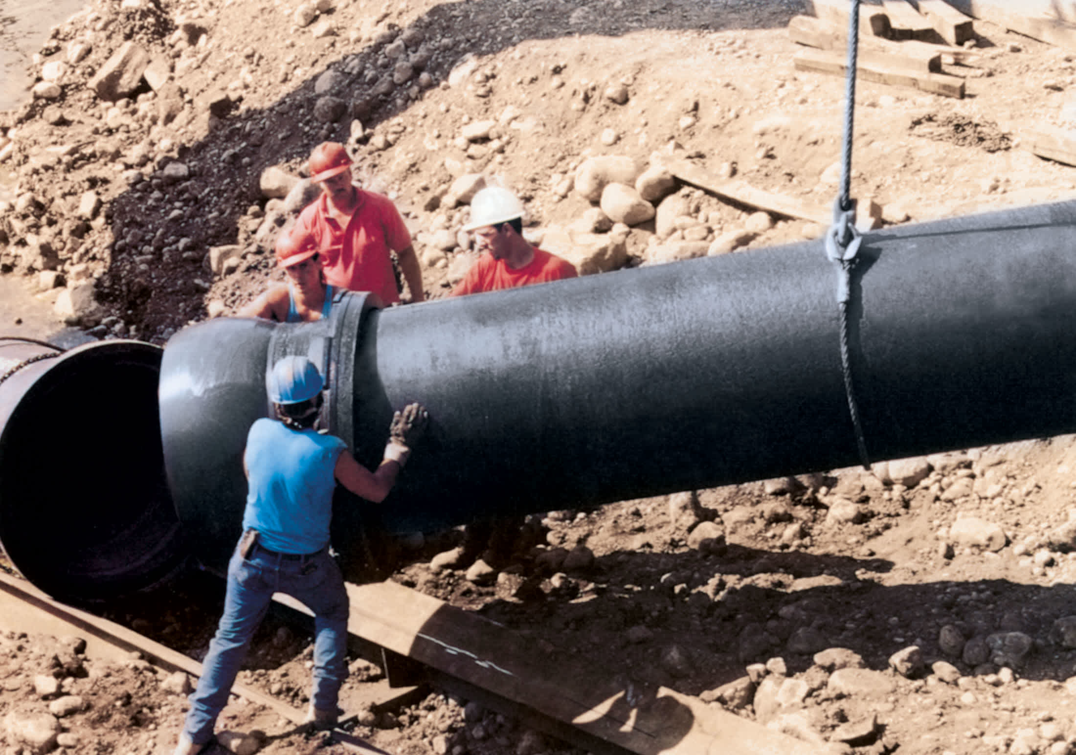 Crew_install_large_Ductile_iron_pipe