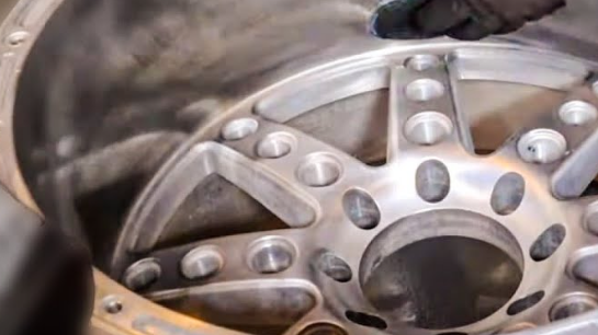 How to Quickly Remove Wax and Oil After Polishing Aluminum Alloy Die Castings