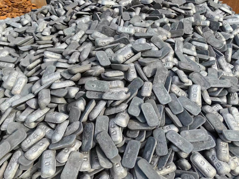 Large quantities of ductile pig iron were piled up in the warehouse.