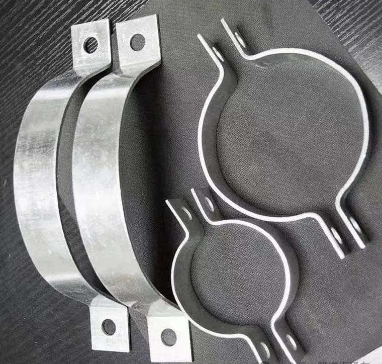Actual photo of [U-shaped pipe hanger/circular pipe hanger/Ω-shaped pipe hanger], in [corresponding shape], made of [materials such as hot-dip galvanized steel/stainless steel], used to fix pipes to walls, brackets, or hangers, playing the roles of support, stabilization, and positioning. Application scenarios can be indicated, such as fixing vertical pipes in high-rise buildings in construction engineering.