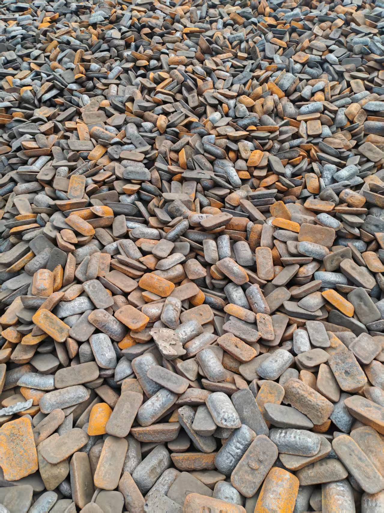 Slightly rusty pig iron: thin yellow-brown floating rust attached to the surface, slightly rough to the touch, the rust layer is easy to erase. It can be polished with a wire brush and coated with antirust oil, and is suitable for general machining and construction auxiliary parts.