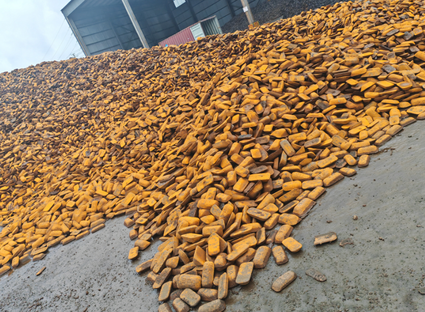 Serious rusted pig iron: large areas of rust layer flaking, visible holes, fractures, the internal structure has been seriously damaged, the basic loss of value, it is recommended as scrap iron recycling remelting.