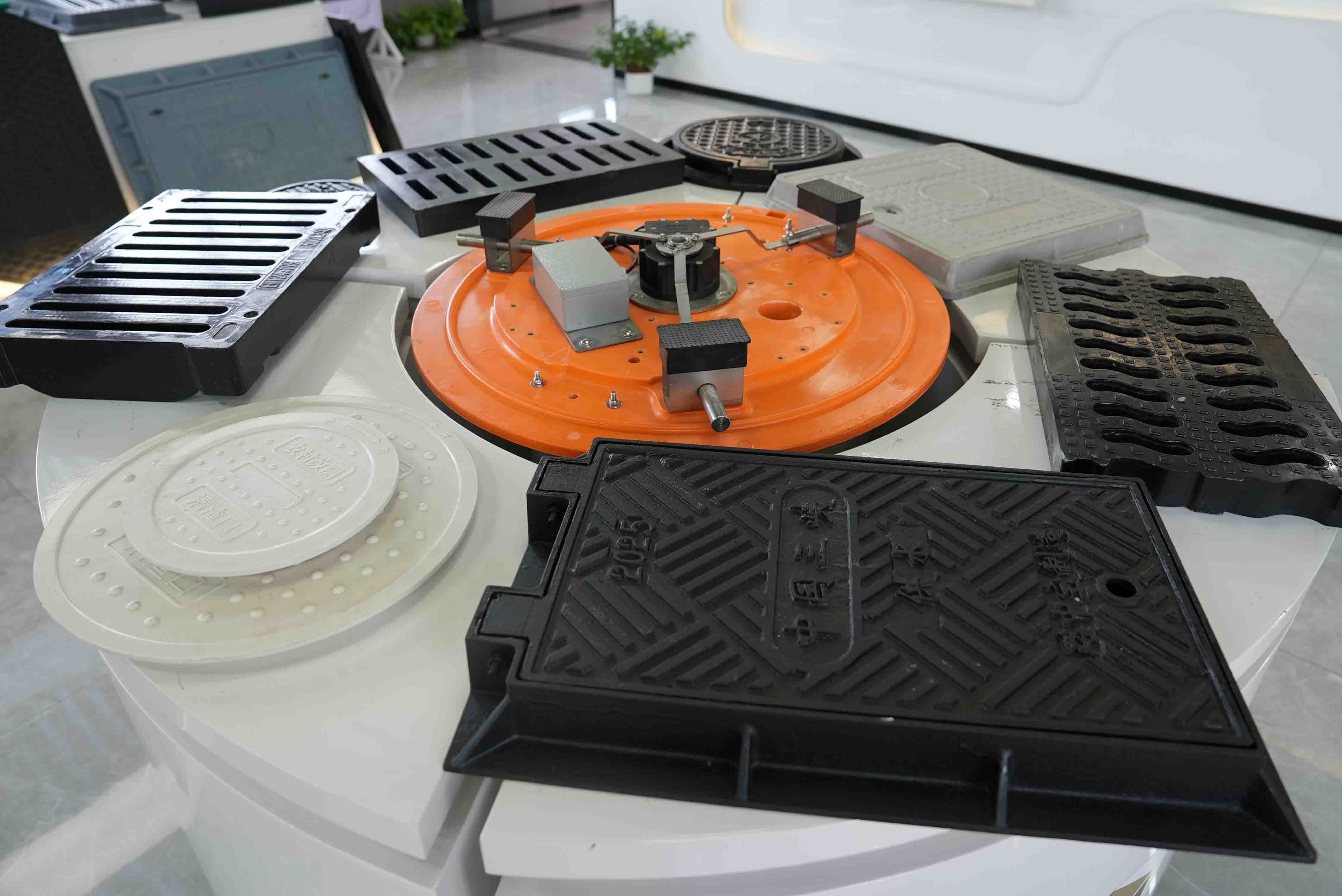 Exhibition display of Tiegu smart manhole cover - government-certified IoT monitoring manhole cover with 40-ton load capacity