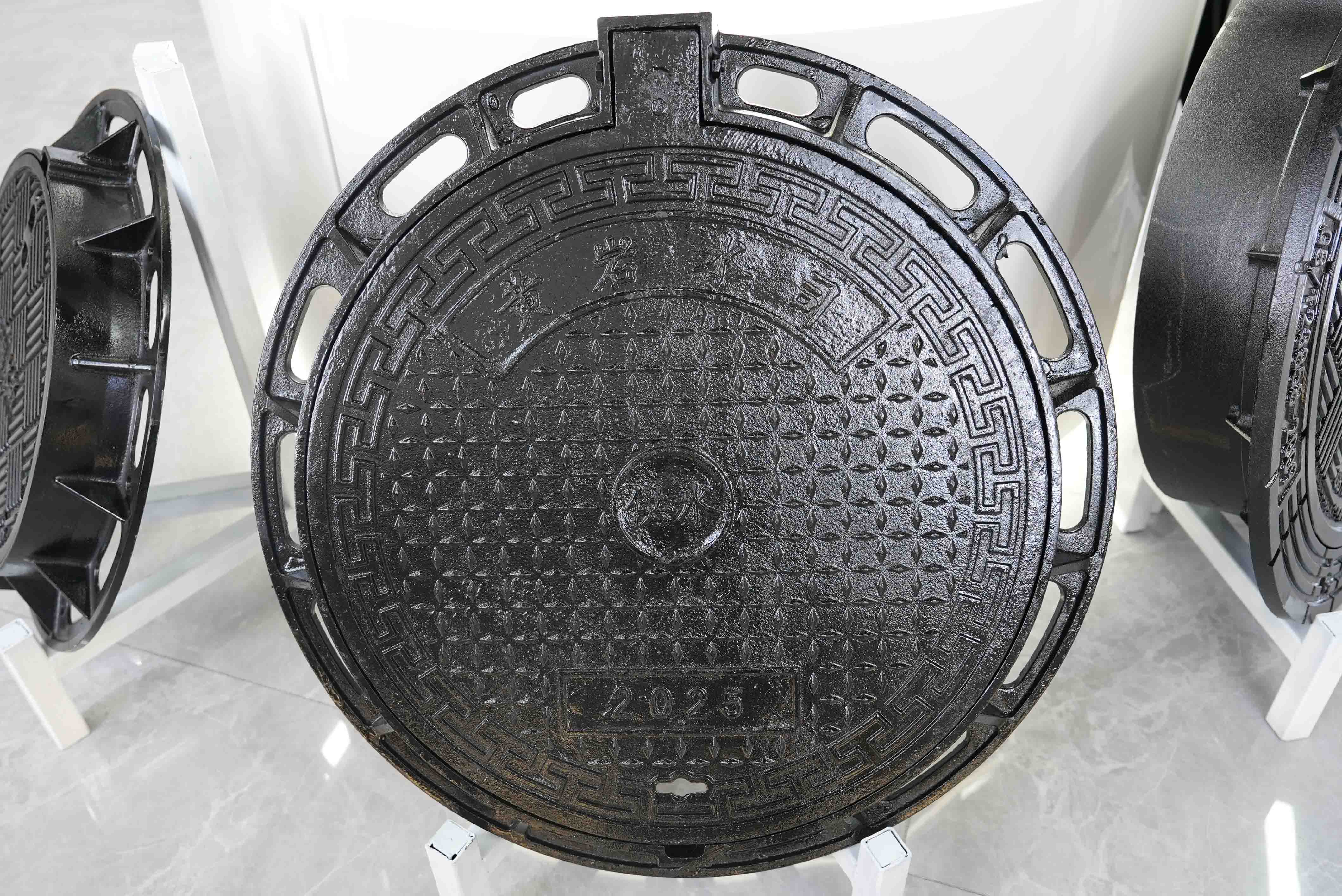 Exhibition display of Tiegu smart manhole cover - government-certified IoT monitoring manhole cover with 40-ton load capacity